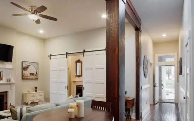 photo 5 of 414 Waldburg A · Newly Renovated Apt with outdoor space!