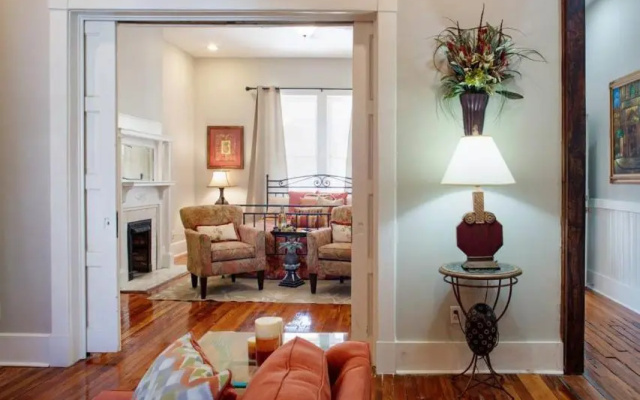 photo 2 of 416A Waldburg st · Newly Renovated 1920's Historic District Apt