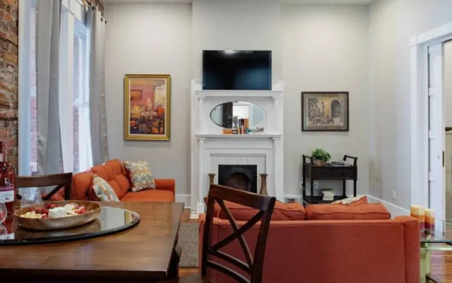 photo 3 of 416A Waldburg st · Newly Renovated 1920's Historic District Apt