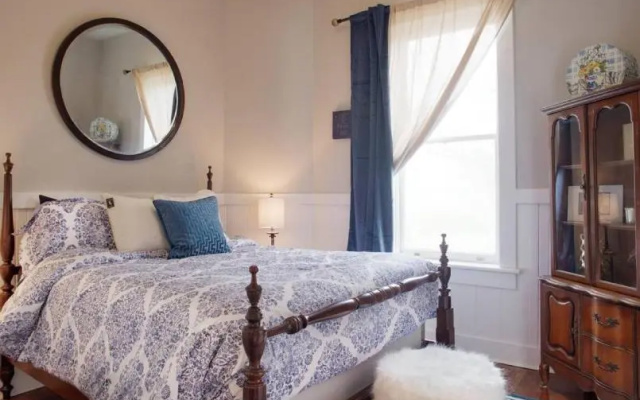 photo 4 of 416A Waldburg st · Newly Renovated 1920's Historic District Apt