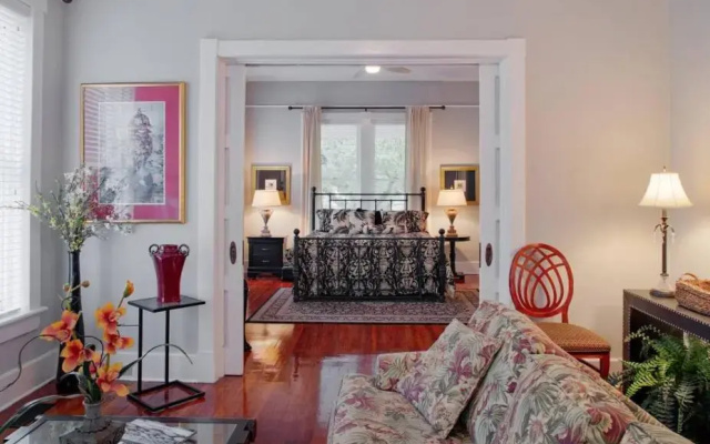 photo 2 of 420Waldburg A · Modern Apt with Southern Charm Blocks from Forsyth