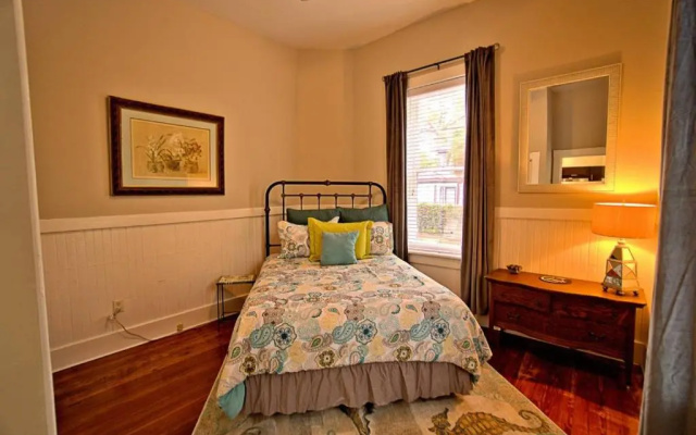 photo 3 of 420Waldburg A · Modern Apt with Southern Charm Blocks from Forsyth