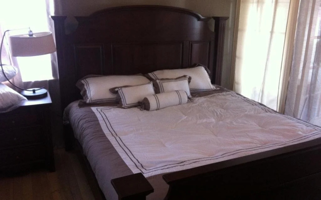 photo 3 of 424 Thames Street Inn