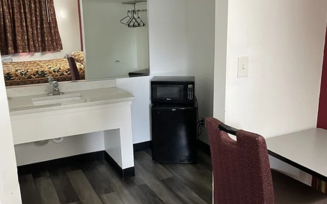 photo 3 of Budget Inn - Elizabeth, NJ