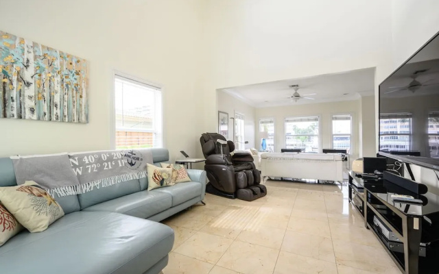 photo 2 of 4331 W Tradewinds Ave Duplex Unit A 3 Bedrooms 2.5 Bathrooms Duplex