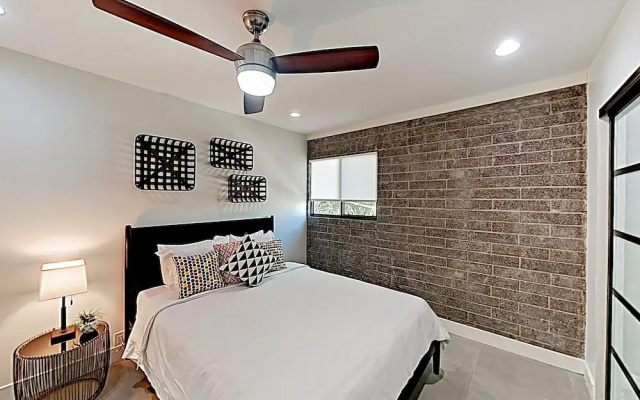 photo 4 of 4917 Scottsdale - 2 Br Condo