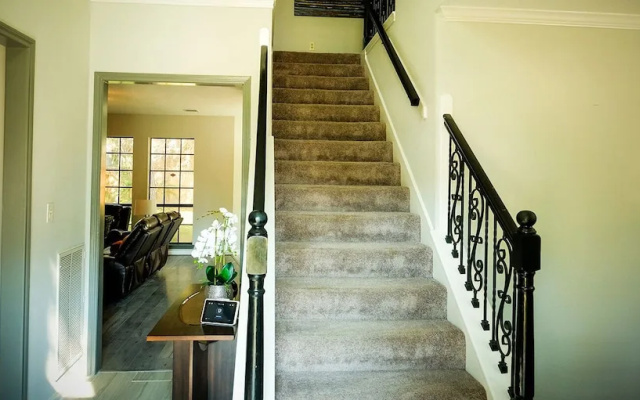 photo 2 of 4Bdrm 2.5Bath 8Bed - Story North Houston