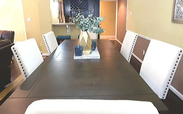 photo 2 of 4Bdrm 2Bath 9Beds - 25mins to Downtown