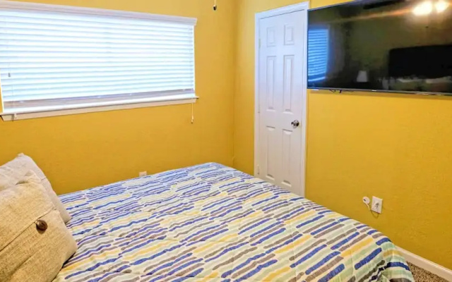 photo 2 of 4Bdrms 2Bath 6Beds - Med-Center MM-Park