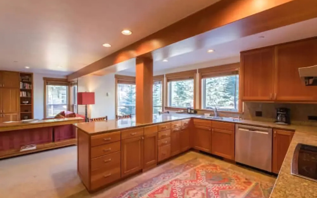 photo 2 of 4-Bedroom 4-Bath ski-in/ski-out Condo in Vail