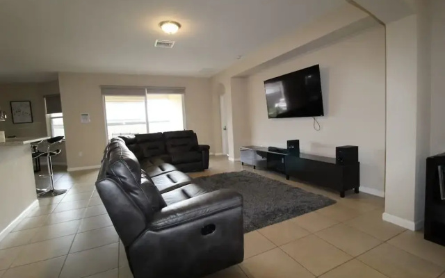 photo 2 of 4Br 3Ba House In Miami By Asvr 12748