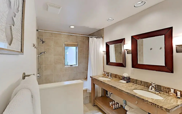 photo 5 of 4BR 3BA Vail Duplex with 4 Floors by RedAwning