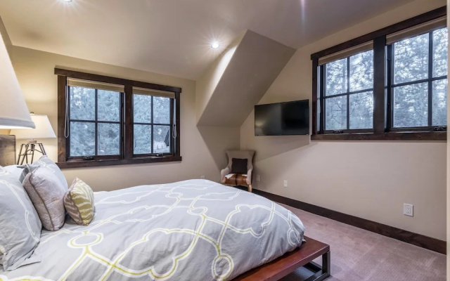 photo 2 of 4BR Luxury Truckee Home by RedAwning