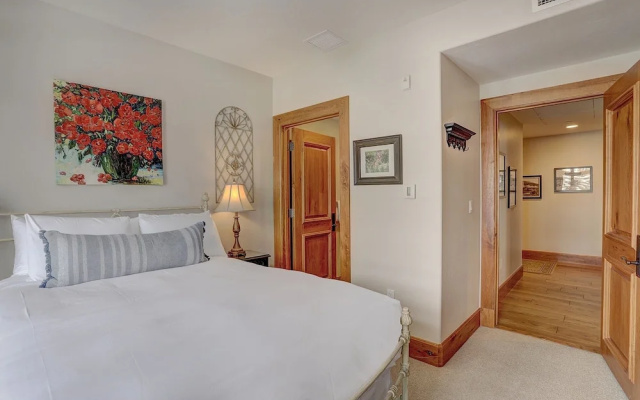 photo 4 of 4br Ski In/ski Out The Top Of Bachelor Gulch 4 Bedroom Condo by RedAwning