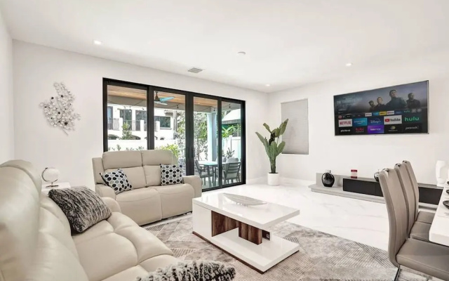 photo 4 of 4BR w htd Pool Walk to Las Olas 5mins to Beach