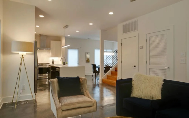 photo 2 of 4br/3.5ba w/ Loft, Deck, & Ping Pong by Domio
