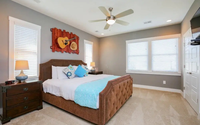 photo 3 of 4BR/3BA Music Row House B by RedAwning