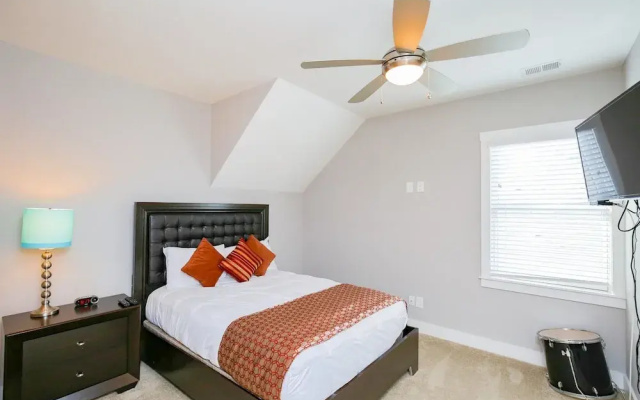 photo 4 of 4BR/3BA Music Row House B by RedAwning