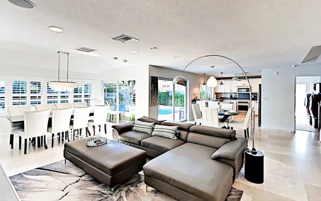 photo 2 of 4br/4ba W/ Private Deck & Heated Pool - Near Beach 4 Bedroom Home