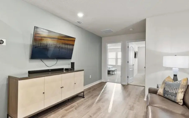 photo 4 of 5 Bed 4 Bath Townhouse With Pool 5 Bedroom Townhouse by RedAwning