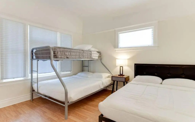 photo 3 of 5 Bedroom Koreatown Charmer near DTLA