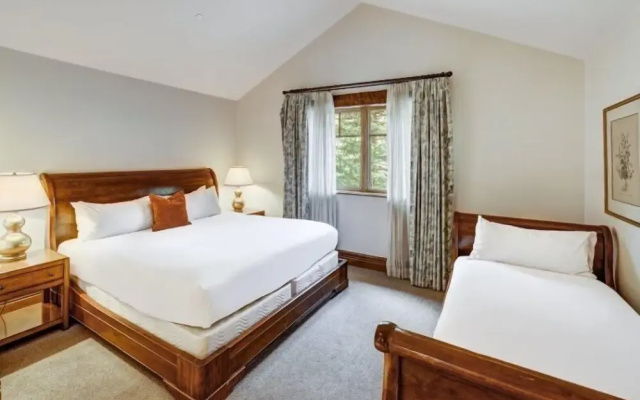 photo 5 of 5 Bedroom Luxury Townhome in Lionshead Village