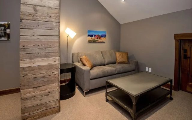 photo 2 of 5 Bedroom Private Home With The Easiest Mountain Access Home by Redawning