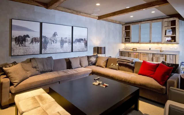 photo 4 of 5 Bedroom Private Home With The Easiest Mountain Access Home by Redawning