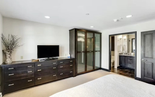 photo 4 of 5 Bedroom Ski-in/ski-out Luxury Townhome in The Meadows Townhomes