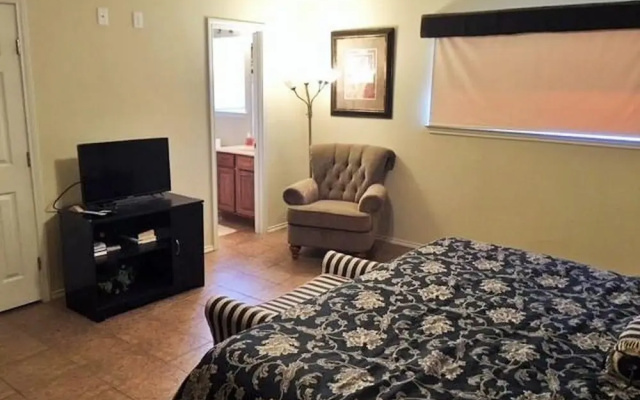 photo 4 of 5 O'Clock Somewhere! WWH302 Apartment 2 New