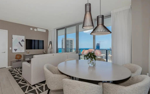 photo 3 of 5 stars AMENITIES Luxury 3 BR-Stunning VIEW & 27th Floor