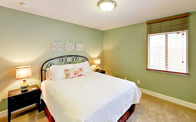 photo 5 of 5630 E Waltann Lane Home 4 Bedrooms 2.5 Bathrooms Home
