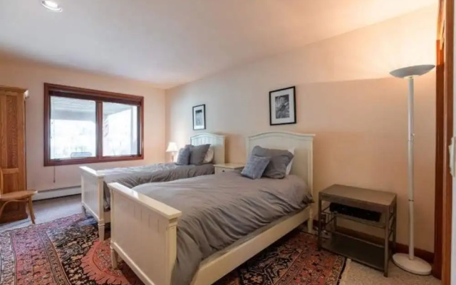 photo 2 of 5-Bedroom 4 Bath Home,Sleeps 10, on free Town of Vail Bus Route