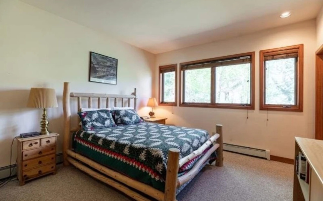 photo 3 of 5-Bedroom 4 Bath Home,Sleeps 10, on free Town of Vail Bus Route