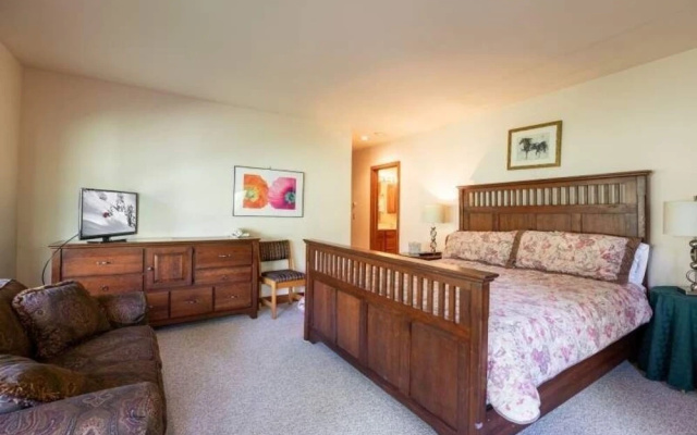 photo 5 of 5-Bedroom 4 Bath Home,Sleeps 10, on free Town of Vail Bus Route