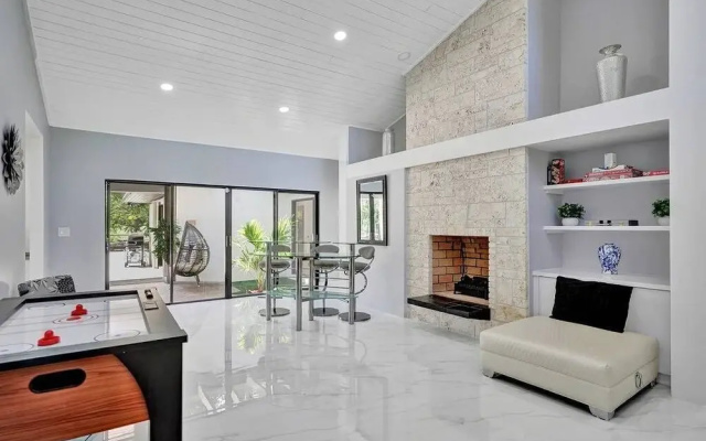 photo 5 of 6 BR Home with Heated Pool & Golf View