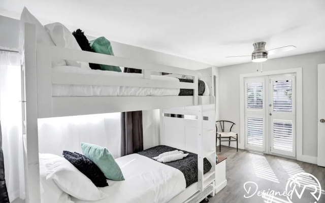 photo 2 of 6 BR With Heated Pool Close to Beach