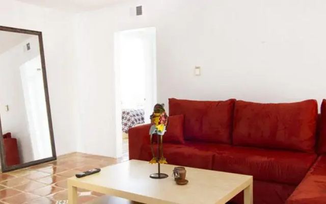 photo 3 of #6 Sunny Flat 3BR Melrose Ave