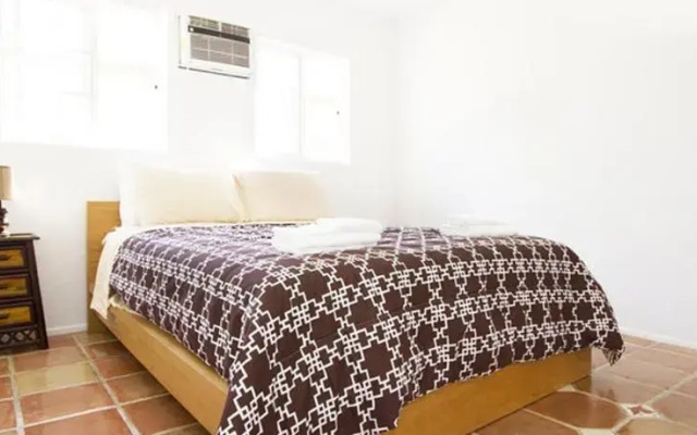 photo 4 of #6 Sunny Flat 3BR Melrose Ave