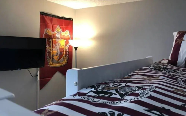 photo 4 of 6149 Sandcrest · Next TO Universal. 8 Beds. Pool. Very Clean