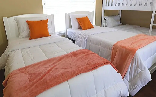 photo 5 of 6Bdrm 3.5Bath 14Beds - 2 Story Houston