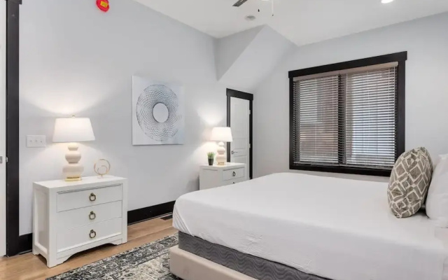 photo 2 of 6bed/4ba Townhouse at the tip of West End by Domio