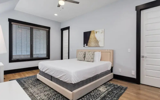 photo 3 of 6bed/4ba Townhouse at the tip of West End by Domio