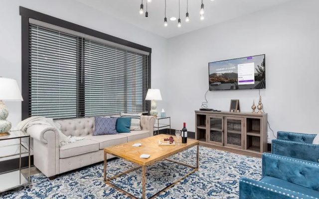 photo 4 of 6bed/4ba Townhouse at the tip of West End by Domio