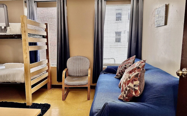photo 3 of 7 Beds Explore Downtown Pittsburgh Large Groups