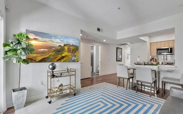 photo 2 of 7 Large Down Town Santa Monica Apartment
