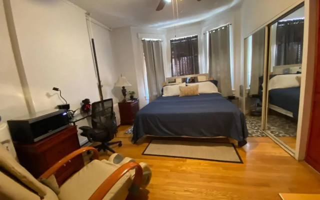 photo 3 of 7 Room with Jacuzzi, Massage Seat, and Parking Spac, 15 mins in bus and 7 minutes via New York Waterway Ferry to the CITY - THE BEST CHOICES!!