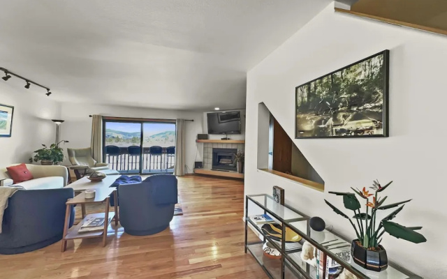 photo 5 of 732b Meadow Creek 2 Bedroom Townhouse by RedAwning