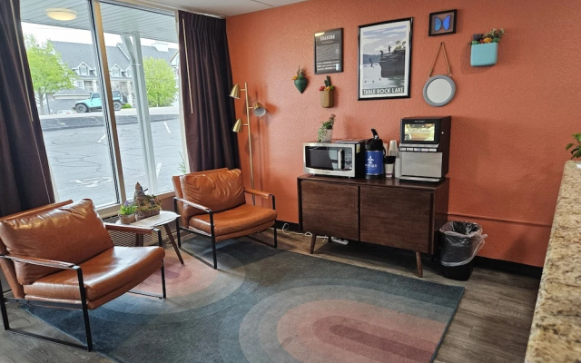 photo 2 of The Retro Hotel