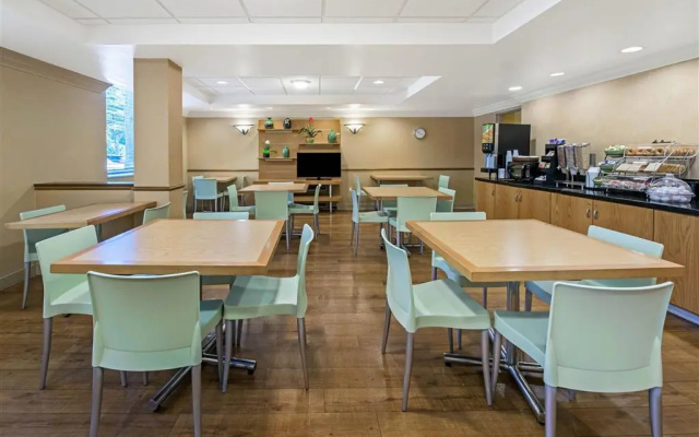 photo 4 of La Quinta Inn & Suites by Wyndham West Palm Beach Airport